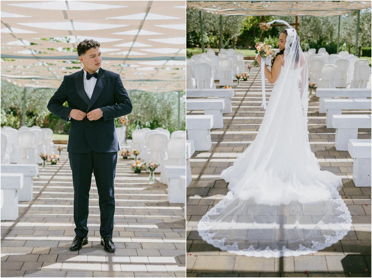 Ritratto di Orlando in smoking e della sposa di spalle con il lungo velo di pizzo disteso sotto il pergolato