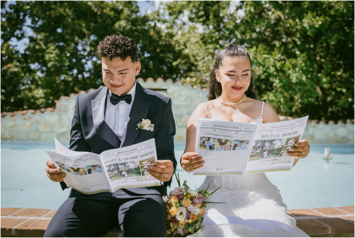 Gli sposi leggono divertiti i giornali personalizzati Oggi è il grande giorno e Hoy es el gran día