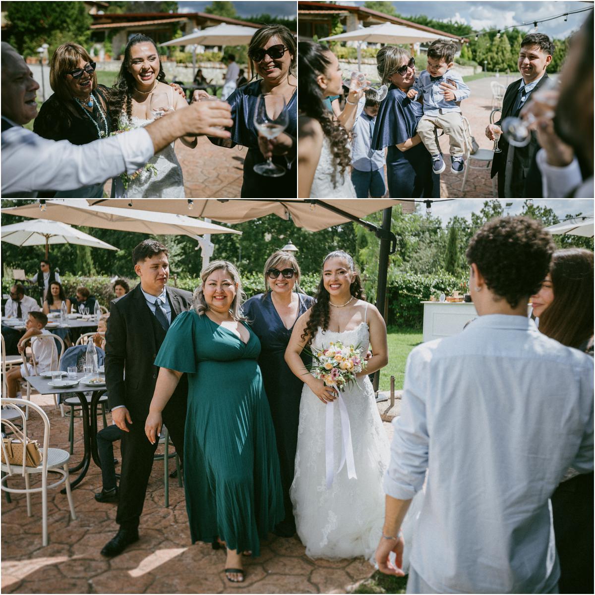 Andrea festeggiata dagli ospiti con il bouquet e il loro figlio in braccio durante l'aperitivo alla Tenuta La Ginestra