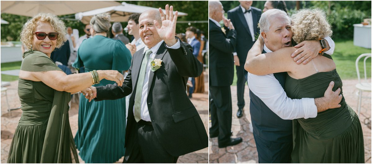 I genitori della sposa ballano e si abbracciano felici durante il ricevimento