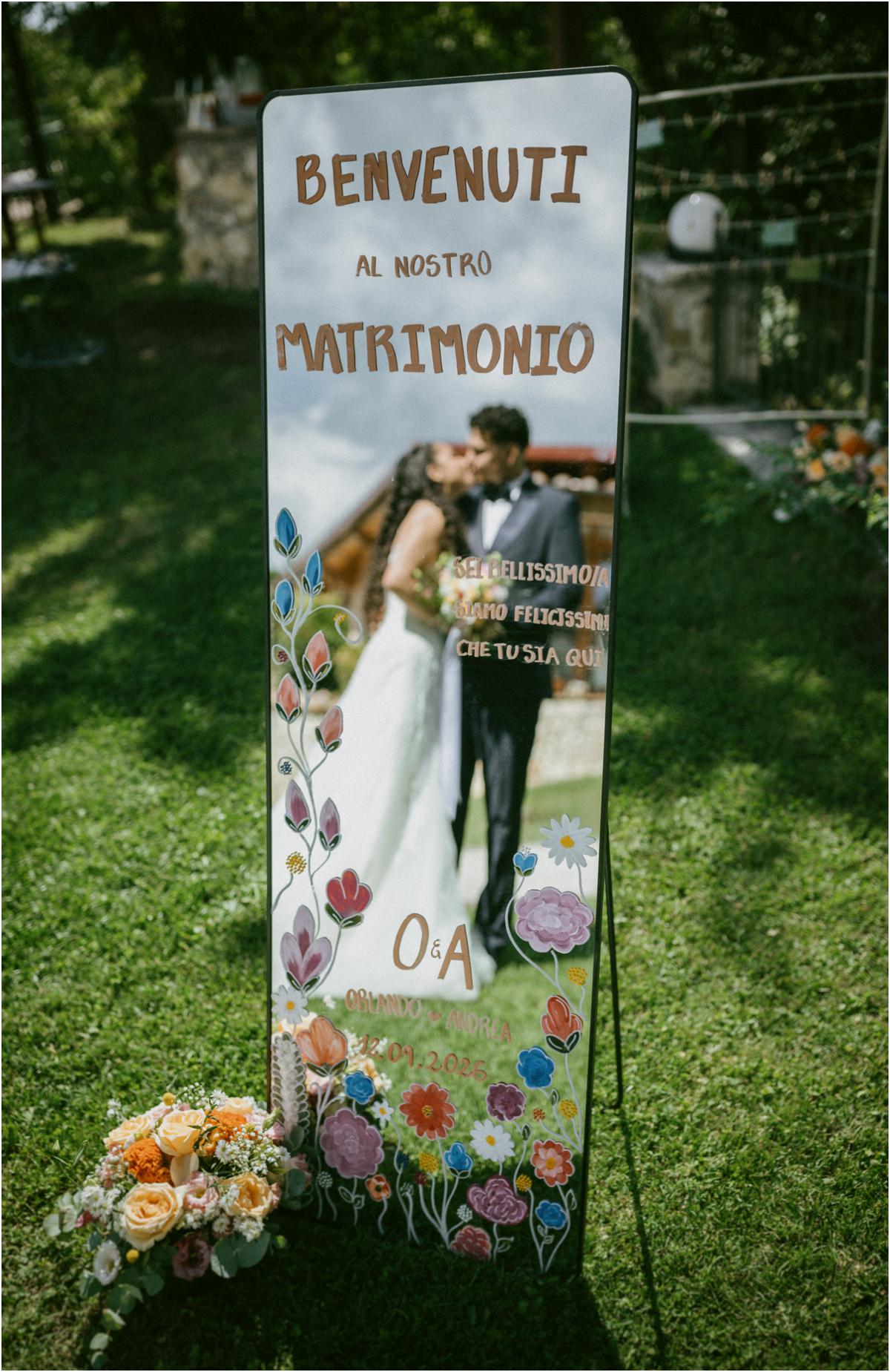 Cartello di benvenuto Benvenuti al nostro matrimonio con la foto degli sposi e le iniziali O e A