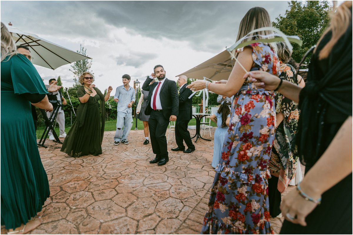 Ospiti che ballano sulla pista all'aperto durante la festa di matrimonio in Sabina