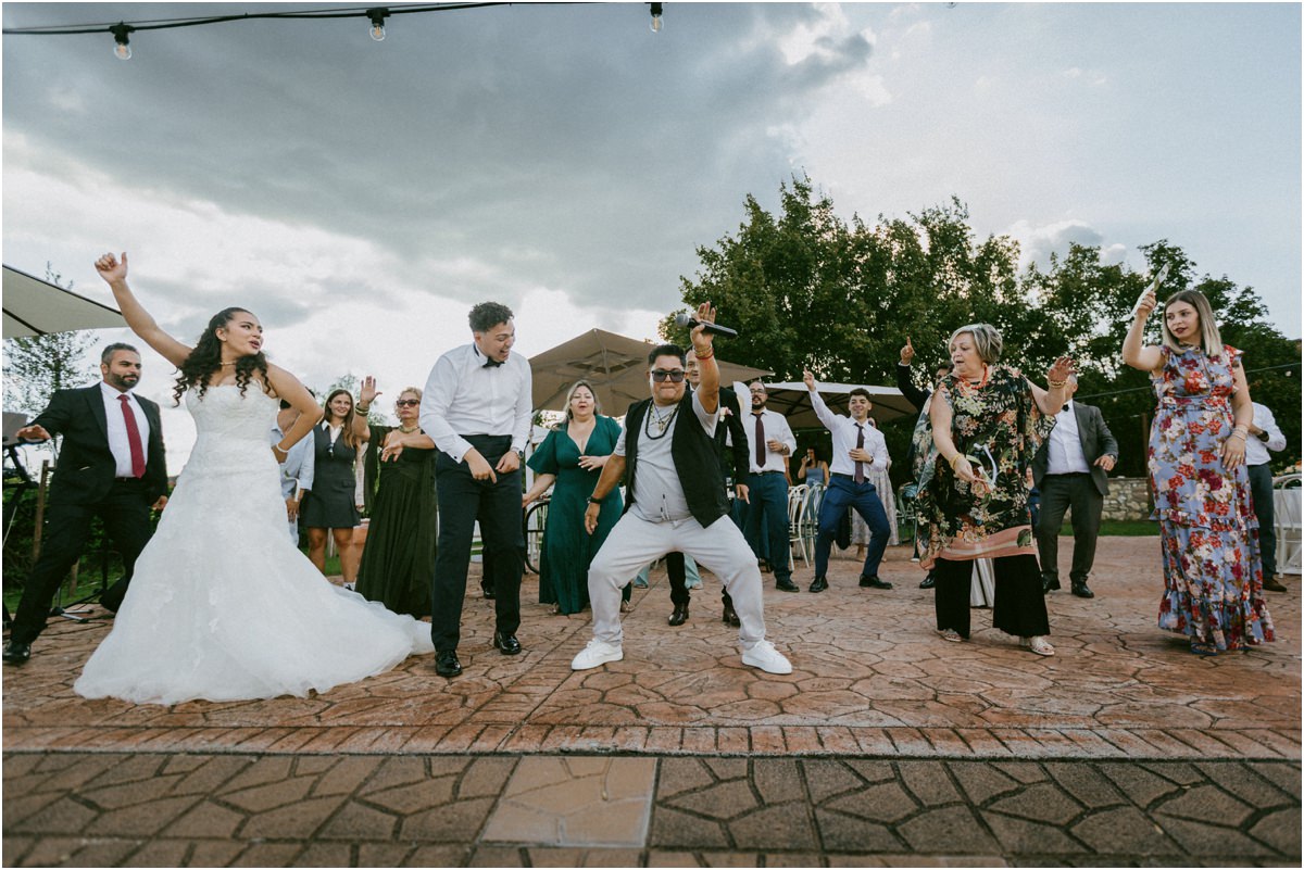 Ballo di gruppo scatenato con la sposa e gli ospiti alla Tenuta La Ginestra
