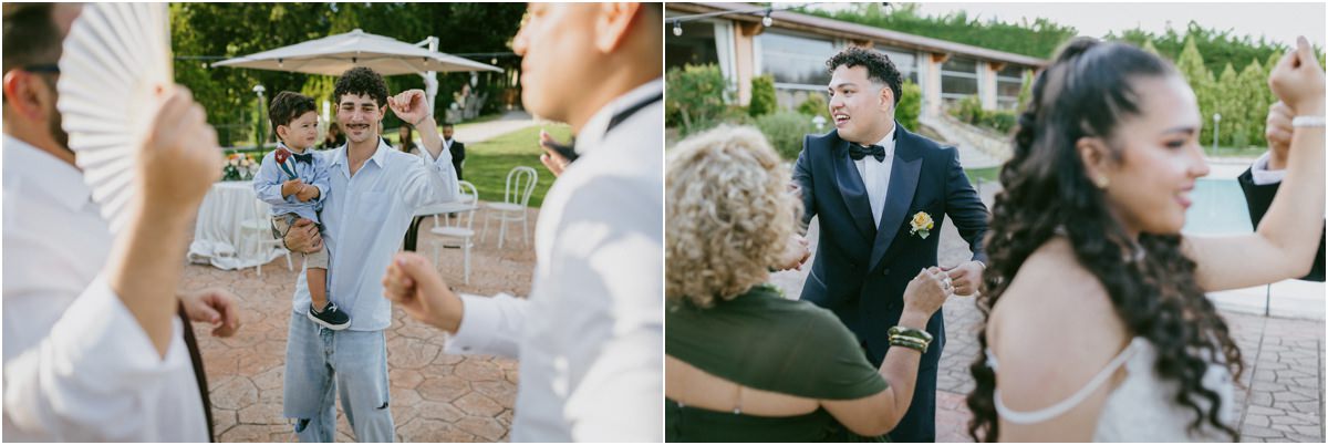Ospiti che ballano con ventagli e lo sposo che festeggia con la sposa