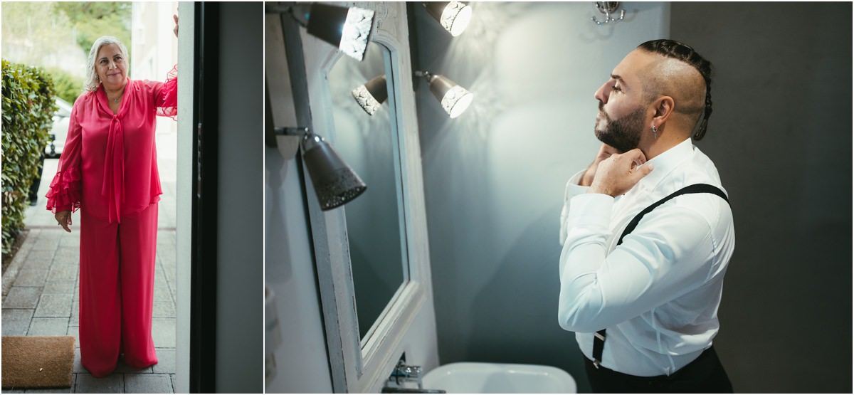 Un'occhiata dalla porta Una signora in rosso si affaccia alla porta mentre Davide si sistema il colletto della camicia