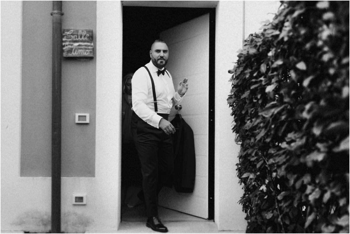 Si esce Davide esce dalla camera con la giacca in mano, foto in bianco e nero a Le Jardin Potager