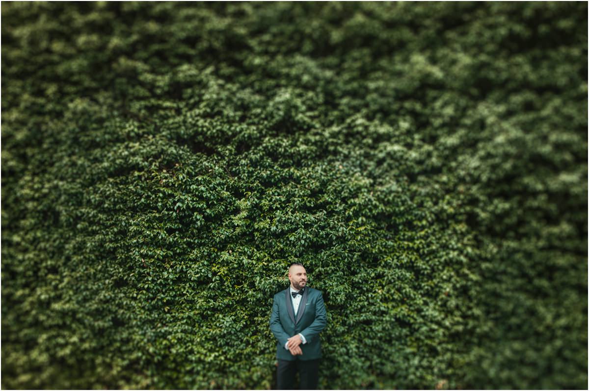 Davide pronto per il grande giorno Davide in smoking verde davanti a un muro di edera nel giardino di Le Jardin Potager
