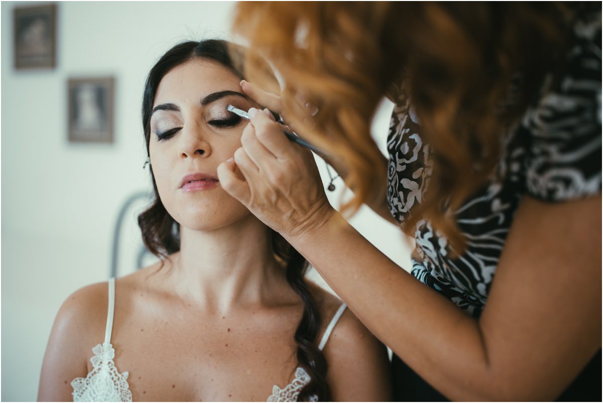 Il trucco Primo piano di Martina a occhi chiusi mentre la truccatrice le sistema l'ombretto
