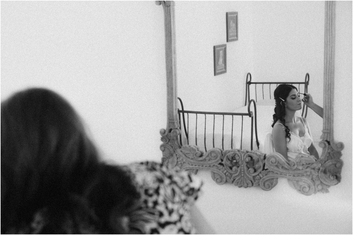 Riflessi Martina riflessa nello specchio antico della camera durante il trucco, foto in bianco e nero