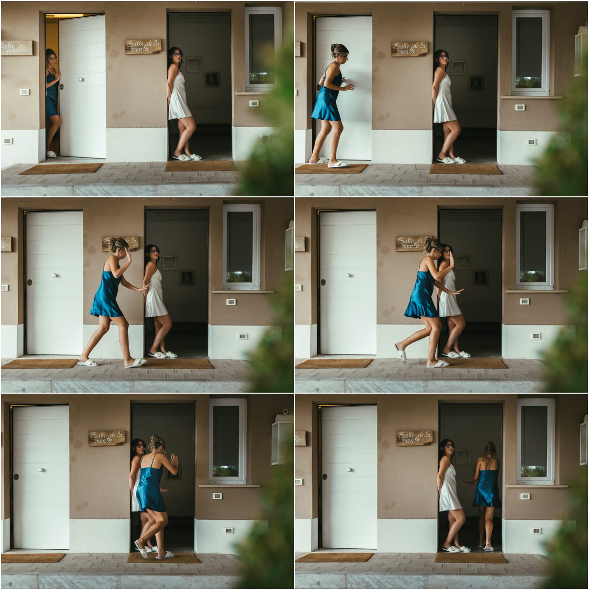 Due amiche sulla porta Martina e un'amica in vestaglia blu giocano e ridono sulla porta della camera, sequenza di sei scatti