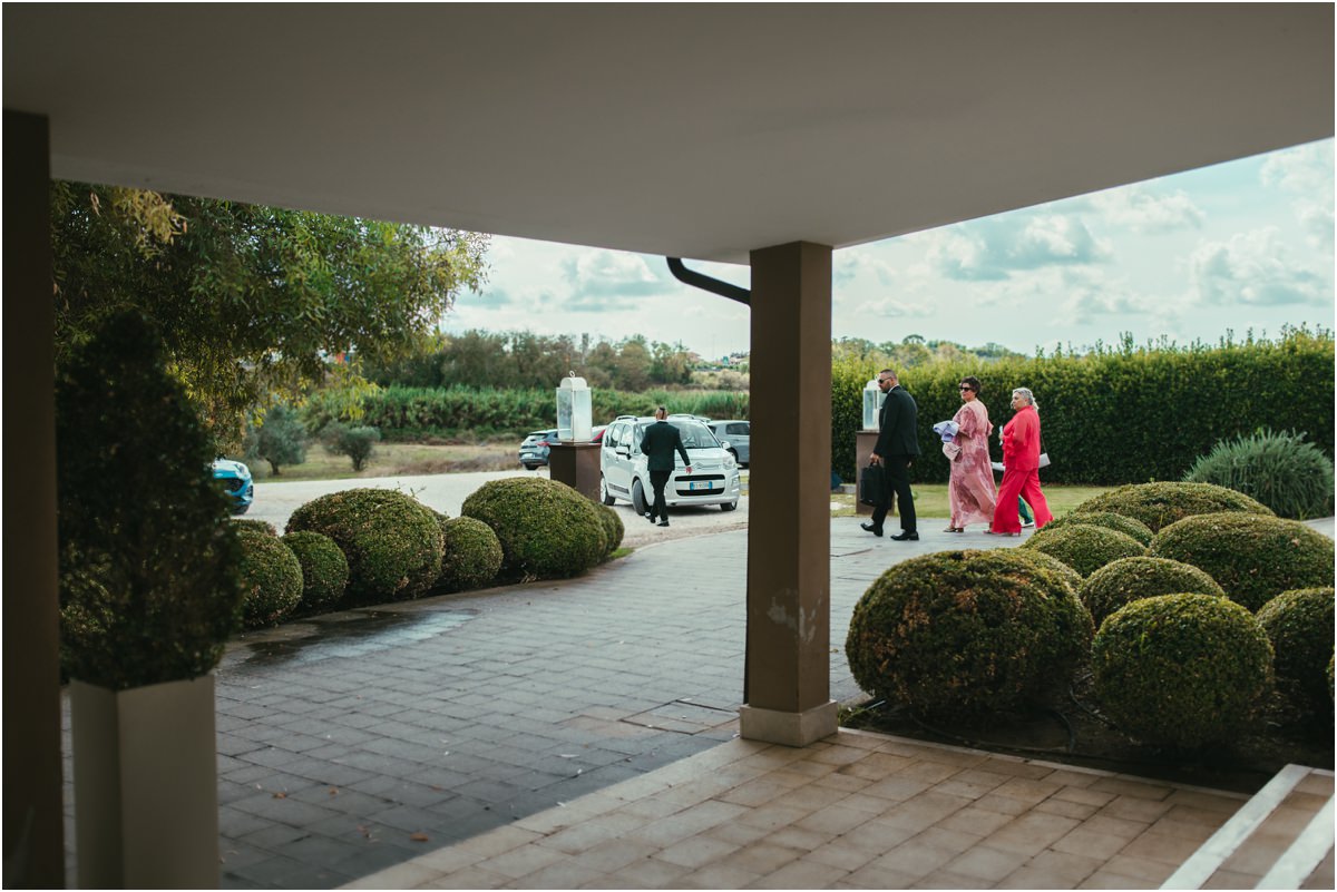Arrivano gli ospiti Ospiti che arrivano nel vialetto di Le Jardin Potager, visti dal portico della camera della sposa