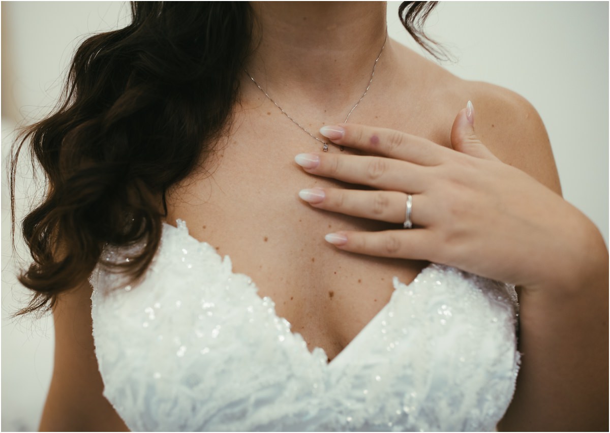 La mano sul cuore Dettaglio della mano di Martina con l'anello appoggiata sul petto, sopra il corpetto di pizzo