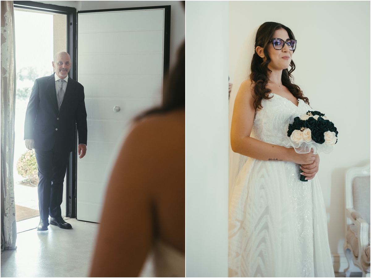 L'attesa sulla porta Un signore in abito blu aspetta sulla porta mentre Martina stringe il bouquet verde e bianco