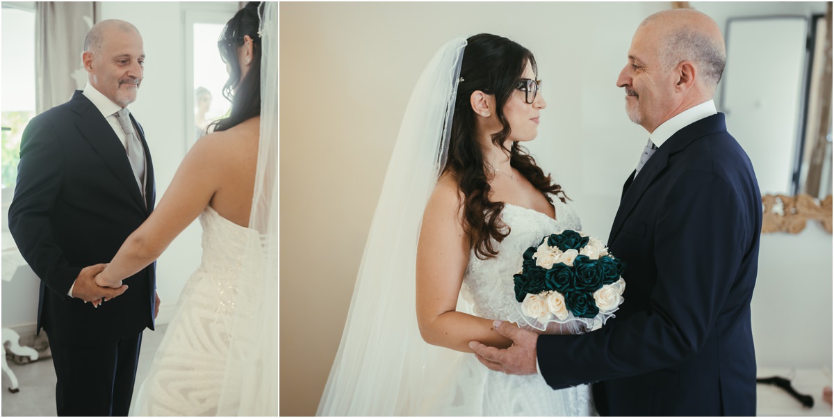 Mano nella mano Martina con il velo e il bouquet tiene per mano il signore in abito blu che la accompagnerà