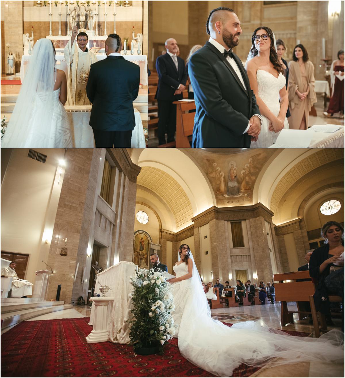 Il rito Martina e Davide davanti all'altare durante il rito religioso nella Basilica di Santa Maria Regina degli Apostoli, con il lungo velo sul tappeto rosso