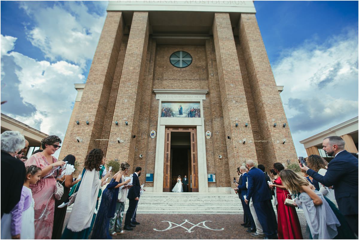 L'uscita Martina e Davide escono dalla Basilica di Santa Maria Regina degli Apostoli tra gli ospiti in festa