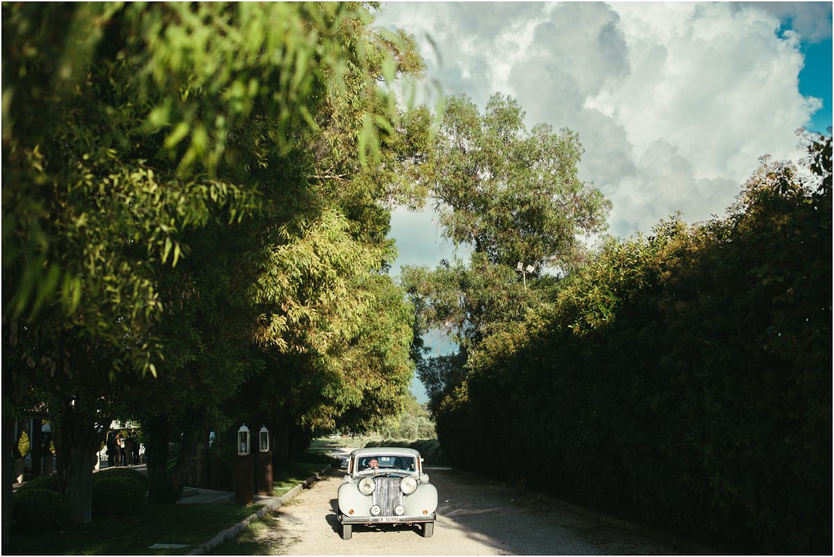 Il ritorno a Le Jardin Potager L'auto d'epoca bianca degli sposi percorre il viale alberato di Le Jardin Potager