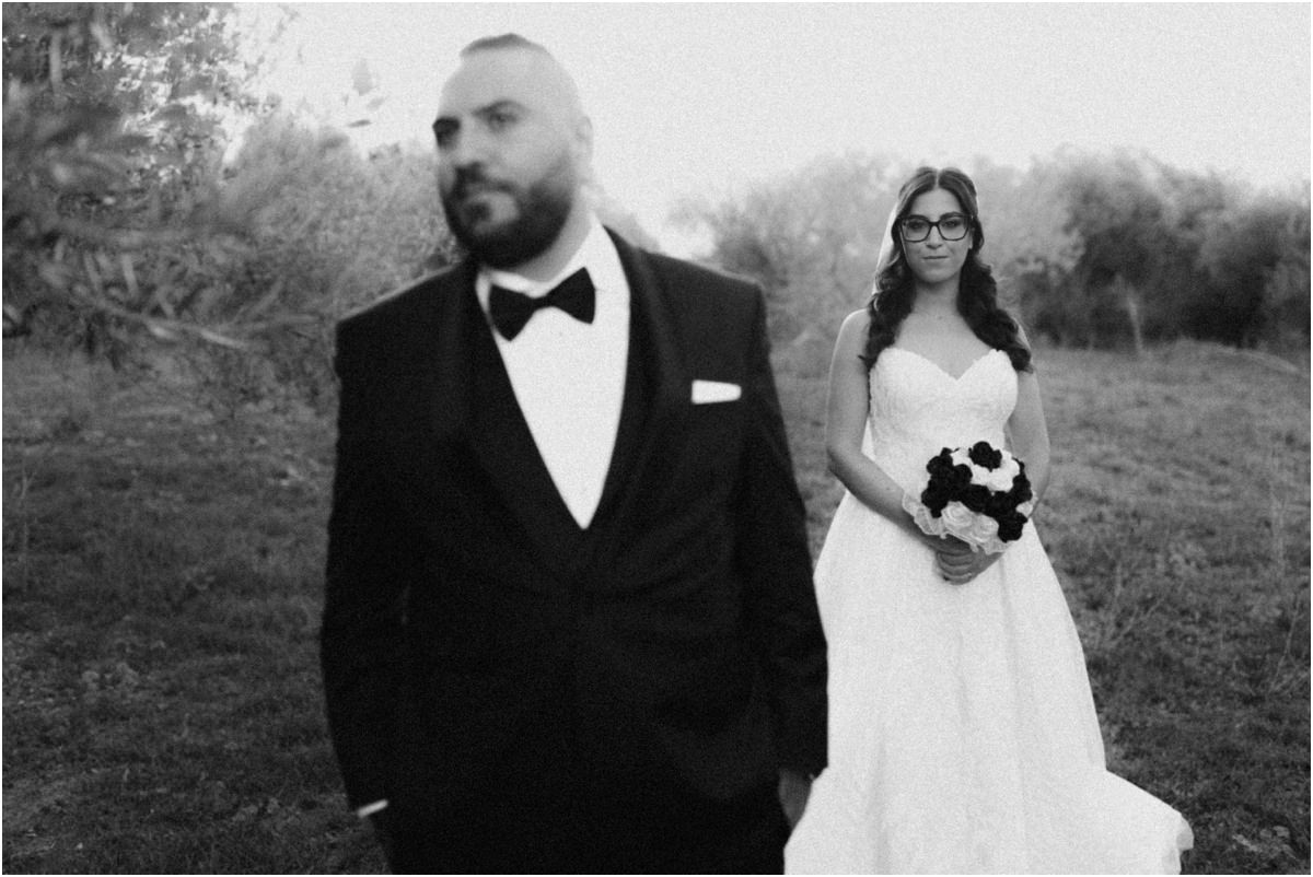 Uno sguardo altrove Ritratto di Davide e Martina nell'uliveto di Le Jardin Potager, foto in bianco e nero