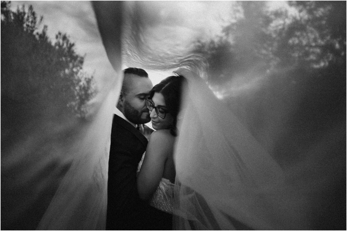 Sotto il velo Martina e Davide abbracciati sotto il velo da sposa, foto in bianco e nero