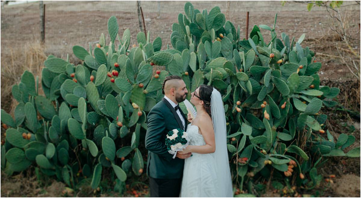 Un bacio tra i fichi d'India Davide bacia Martina davanti ai fichi d'India di Le Jardin Potager