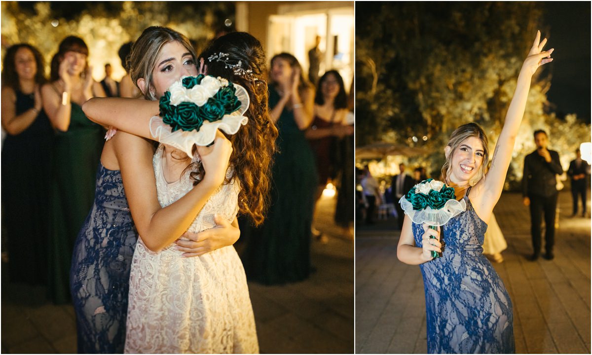 Preso Un'amica in blu stringe Martina e alza il bouquet appena preso, felice