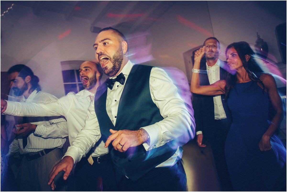 Davide scatenato Davide in gilet balla e canta con gli amici sotto le luci della pista