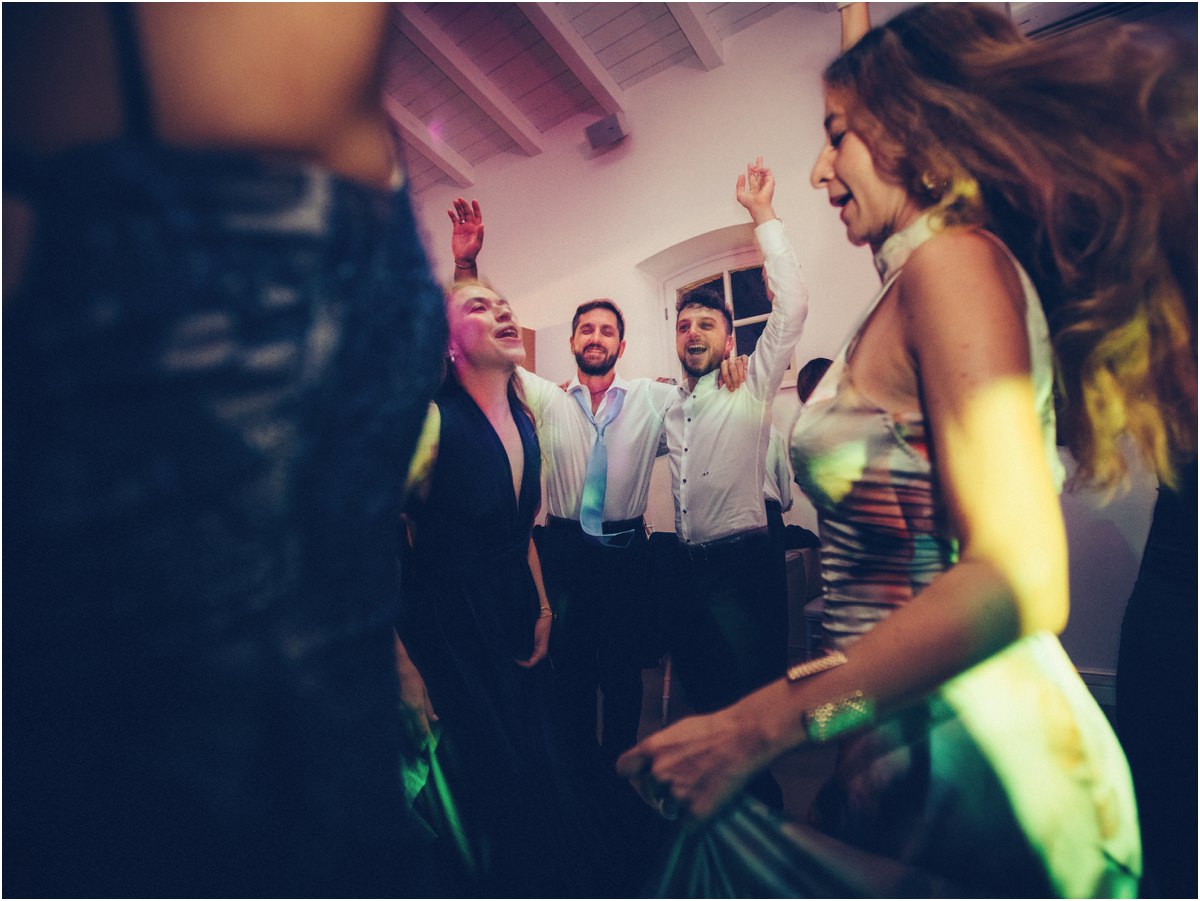 Fino all'ultima canzone Ospiti che ballano in cerchio con i capelli al vento sotto le luci della festa