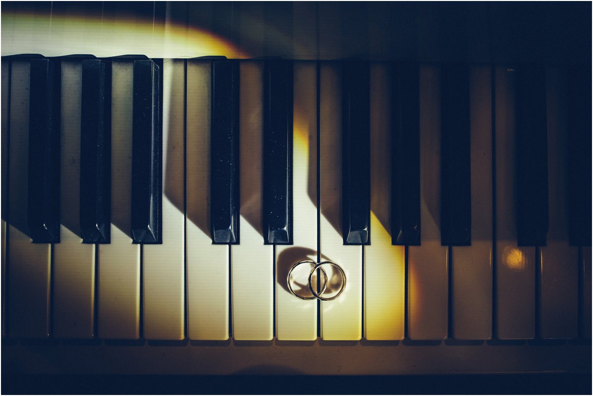Le fedi Le fedi di Martina e Davide appoggiate sui tasti di un pianoforte