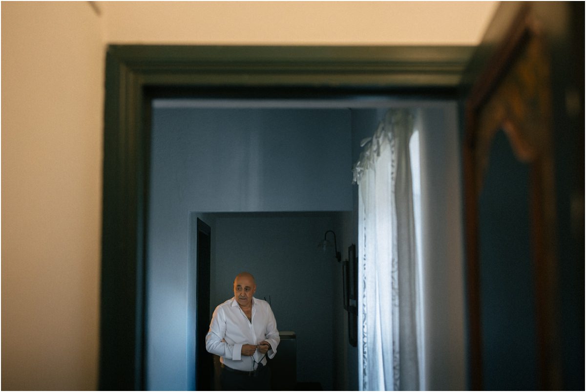 Preparazione dello sposo in stanza Giuseppe visto attraverso la porta durante la preparazione