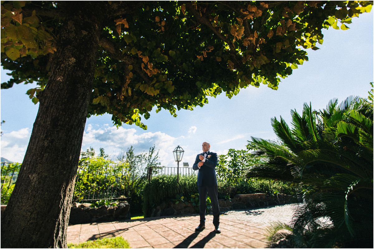 Lo sposo sotto l'albero Giuseppe sotto un grande albero nel giardino della location