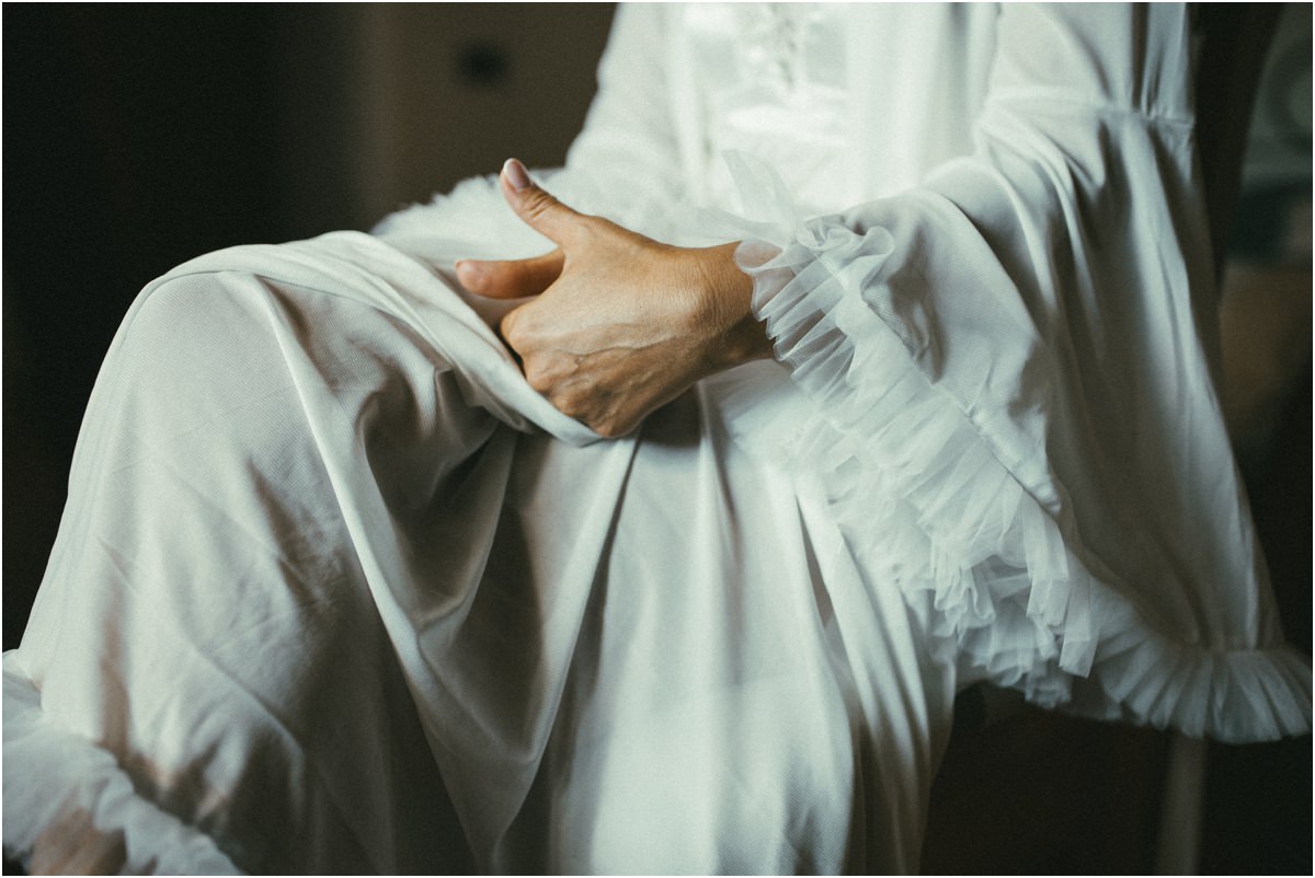 Vestaglia della sposa Dettaglio della vestaglia bianca di Cinzia durante la preparazione