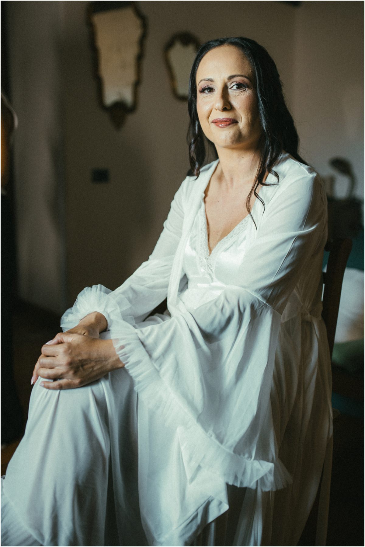 Ritratto della sposa Cinzia Ritratto di Cinzia serena in vestaglia bianca
