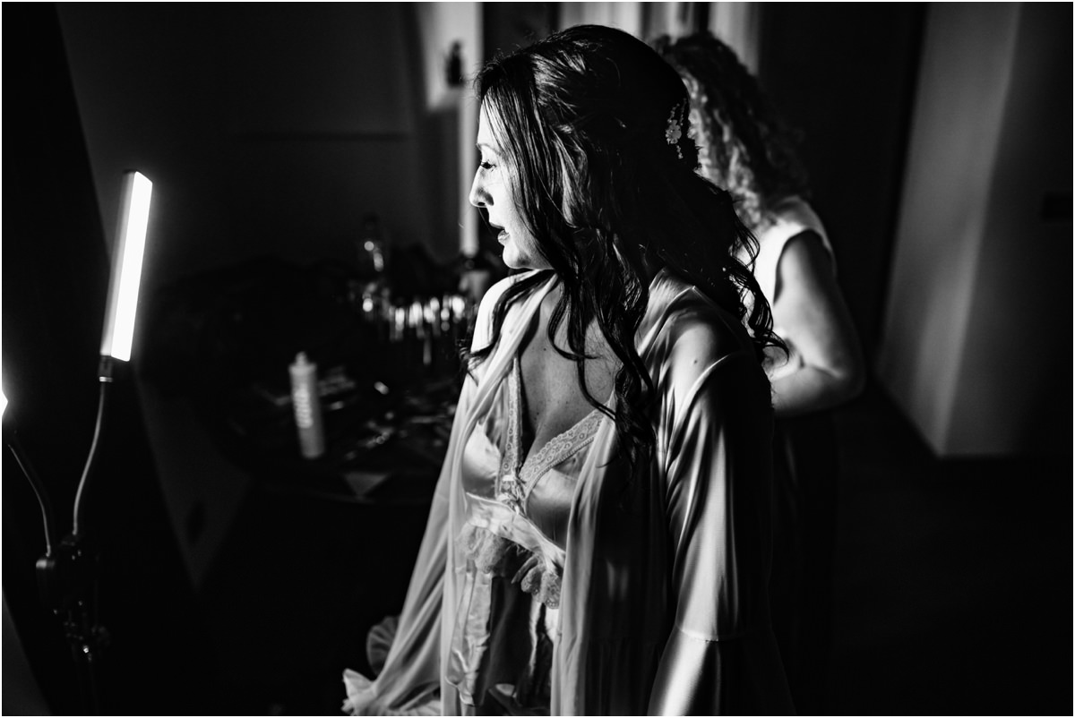 Parrucco della sposa Cinzia durante il parrucco, foto in bianco e nero