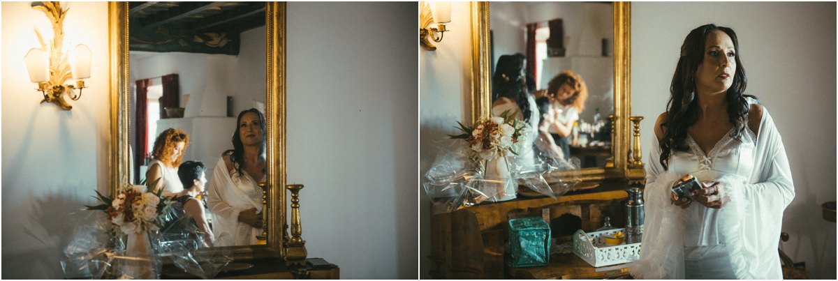 La sposa allo specchio Cinzia allo specchio dorato durante la preparazione