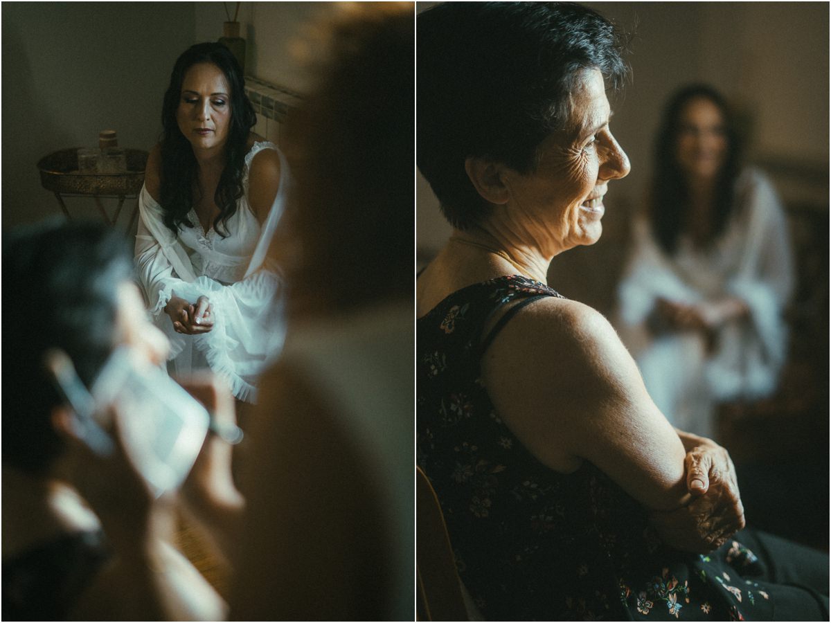 La sposa e la mamma Cinzia e la mamma durante la preparazione
