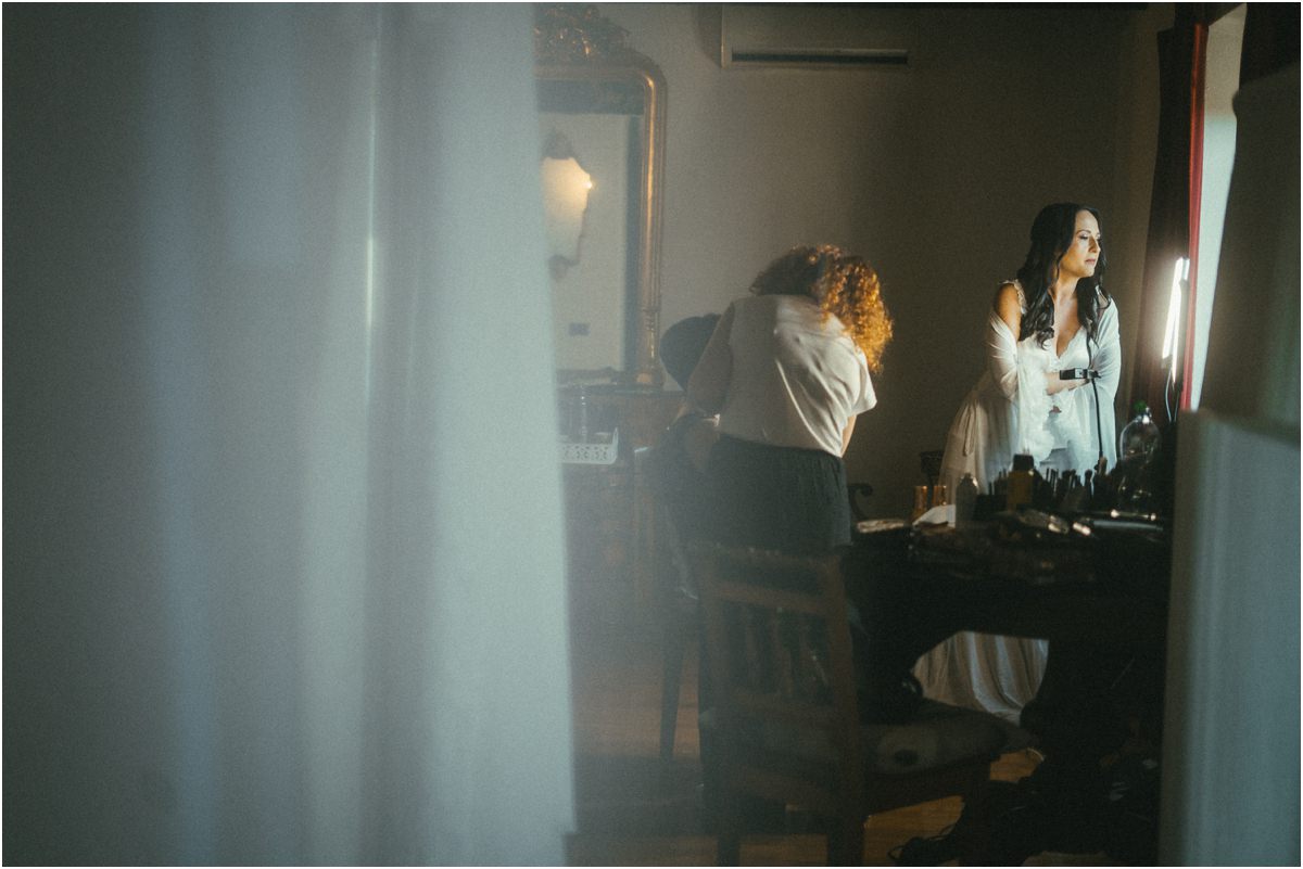 Preparazione della sposa Preparazione della sposa vista attraverso la tenda
