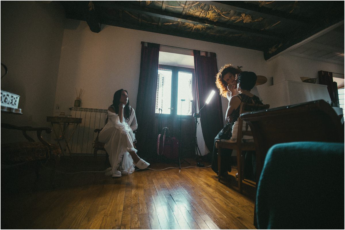 La sposa nella stanza Cinzia seduta nella stanza mentre la parrucchiera lavora