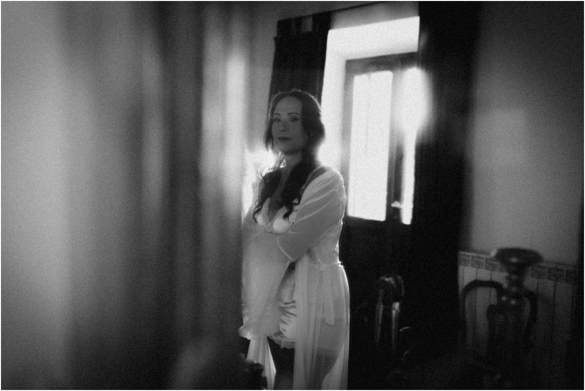 La sposa alla finestra Cinzia vicino alla finestra, foto in bianco e nero