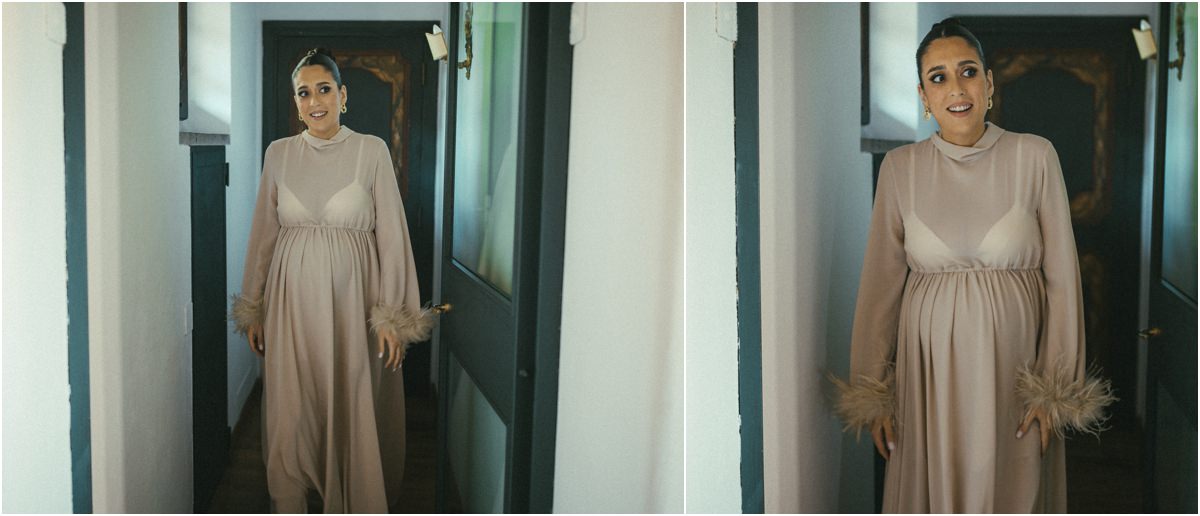 Ospite nella stanza della sposa Un'ospite entra nella stanza della sposa con il vestito rosa cipria