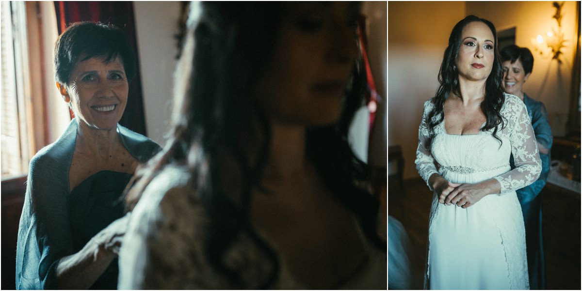La sposa indossa l'abito La mamma aiuta Cinzia a indossare l'abito da sposa