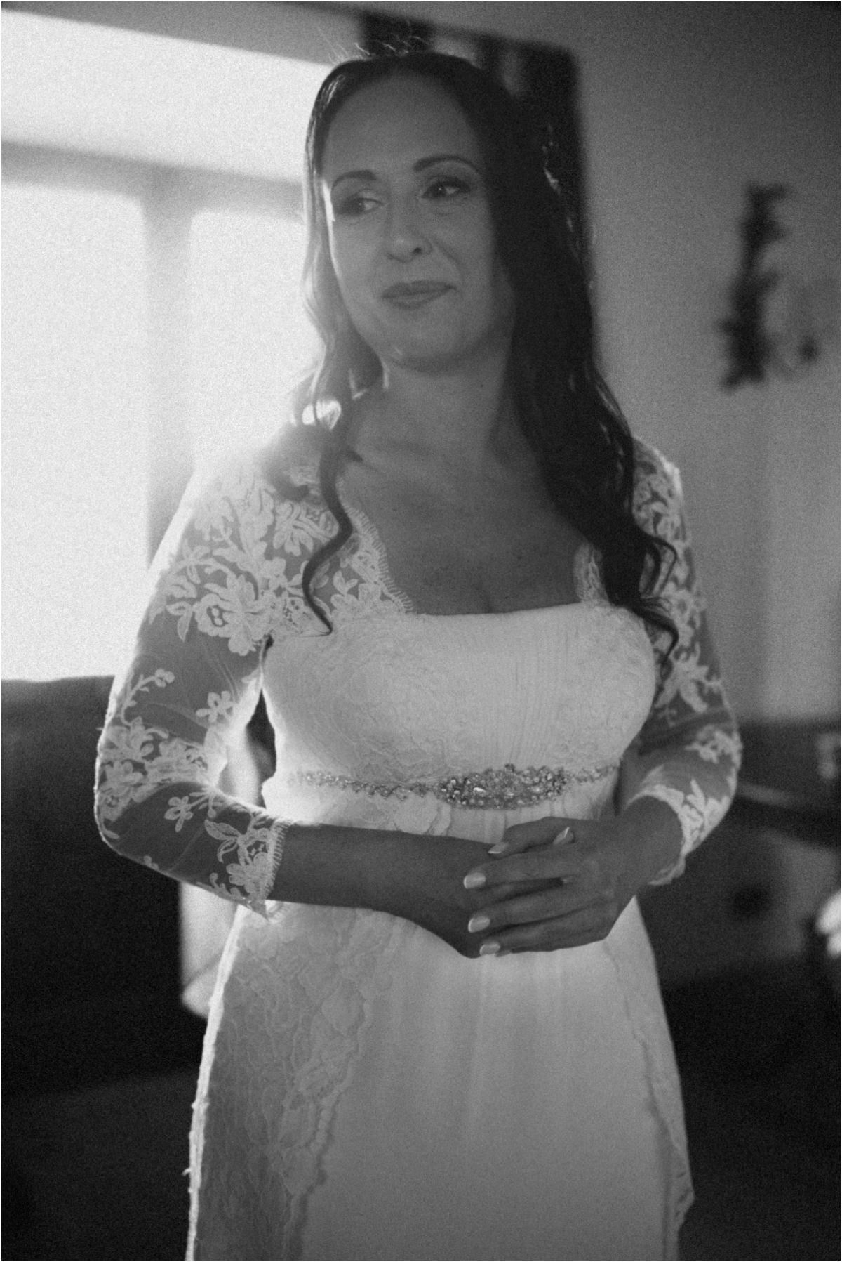 La sposa con l'abito di pizzo Cinzia con l'abito di pizzo, foto in bianco e nero