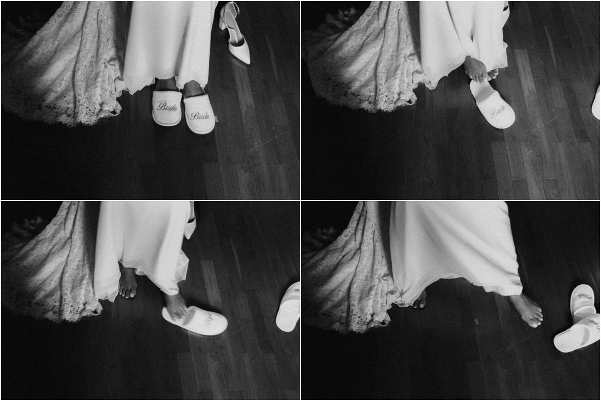 Scarpe della sposa Le scarpe bianche della sposa sotto l'abito