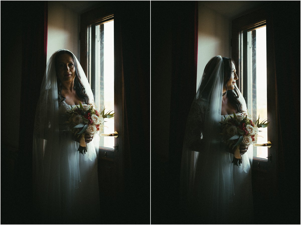 La sposa con il velo Cinzia con il velo vicino alla finestra