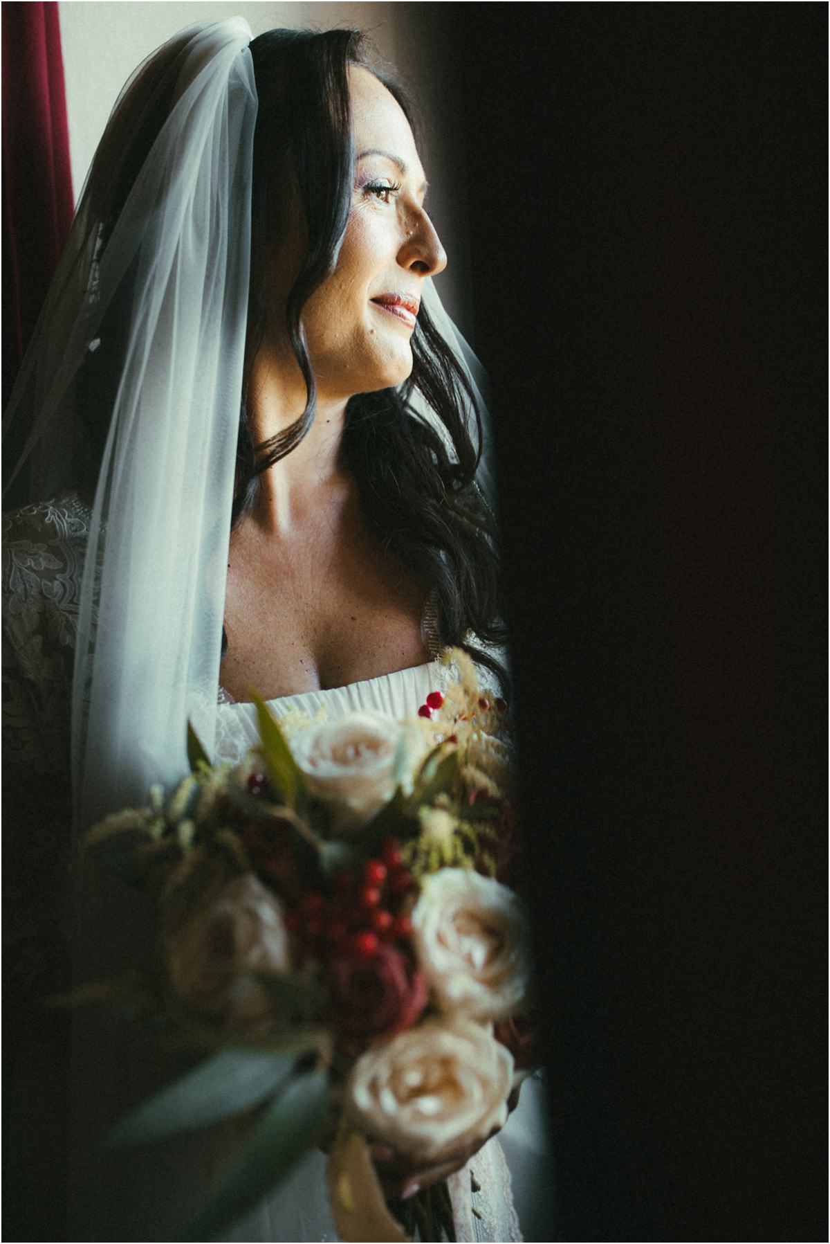 Profilo della sposa con il velo Profilo di Cinzia con il velo e il bouquet
