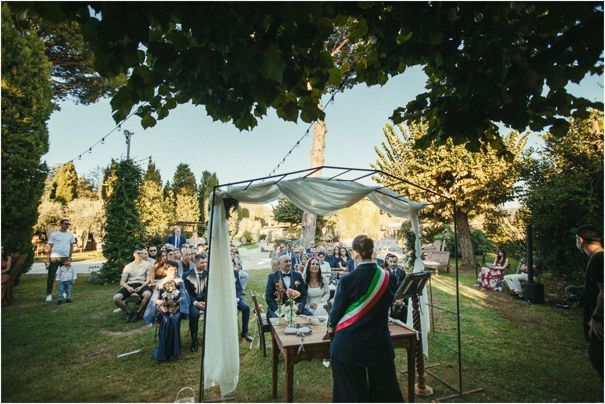 Rito all'aperto al Vecchio Podere Il rito all'aperto sotto il gazebo bianco del Vecchio Podere