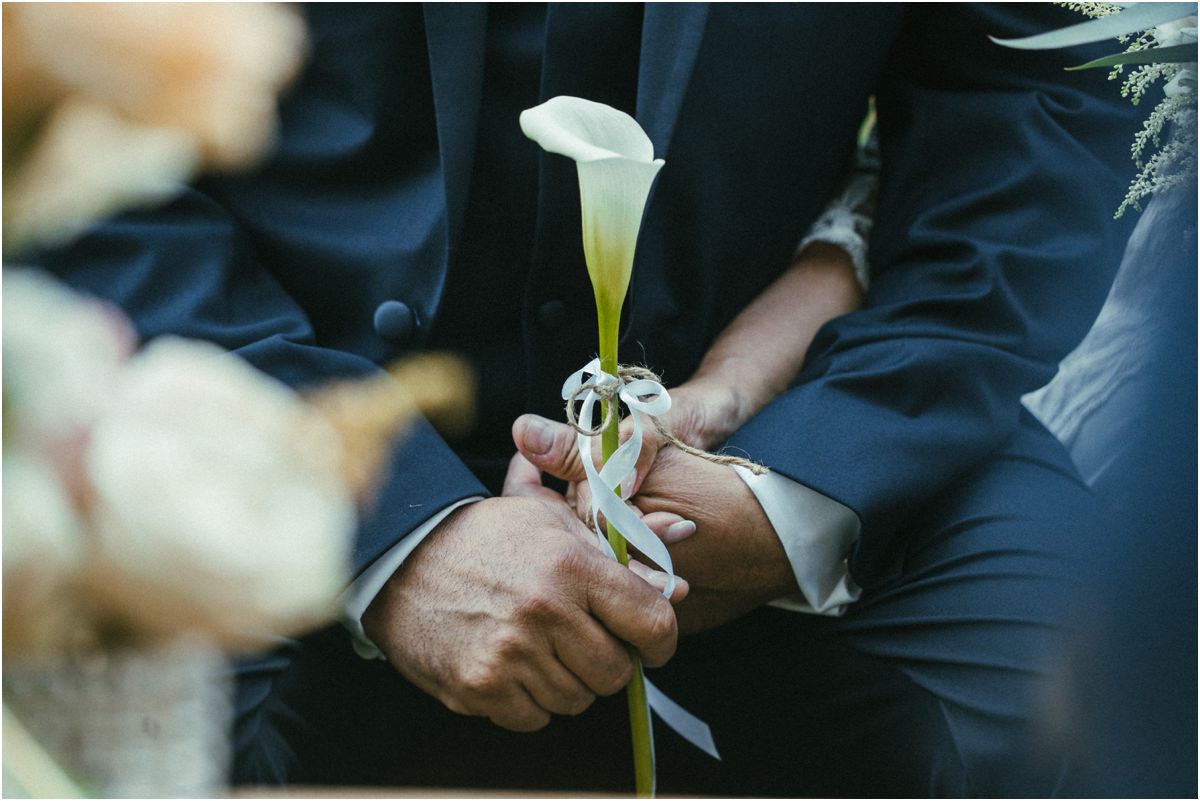 Mani dello sposo con la calla Le mani di Giuseppe che stringono la calla durante il rito