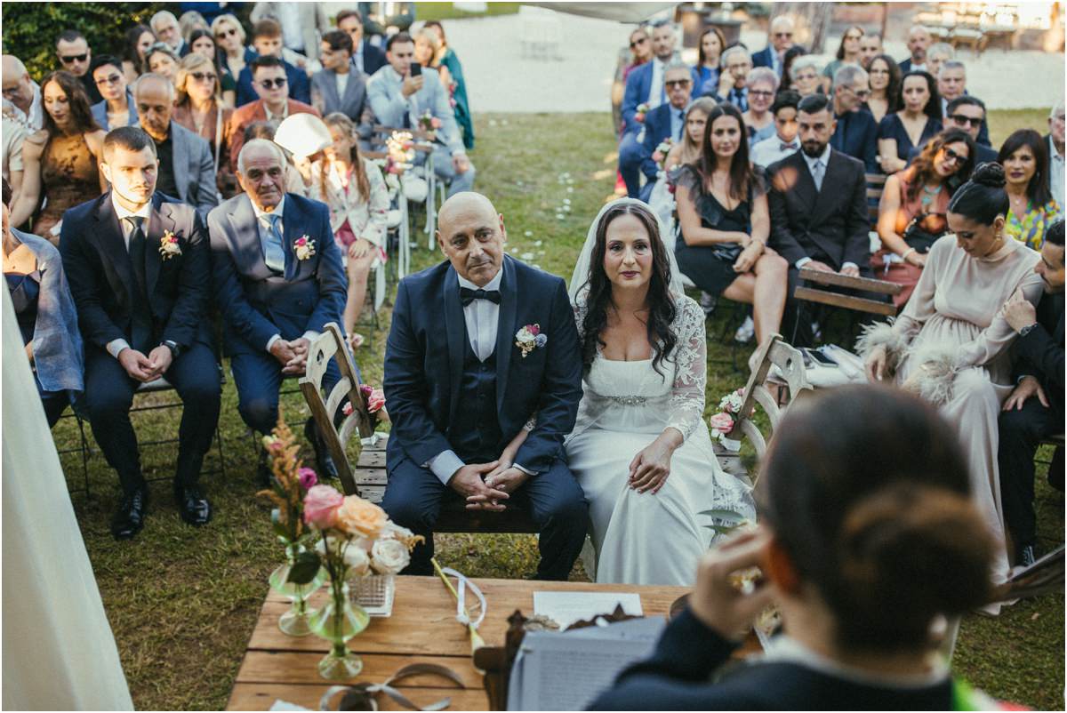 Gli sposi durante il rito Cinzia e Giuseppe seduti davanti agli invitati durante il rito