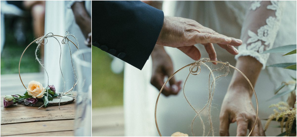 Le fedi degli sposi Le fedi su un anello di fiori pronte per lo scambio