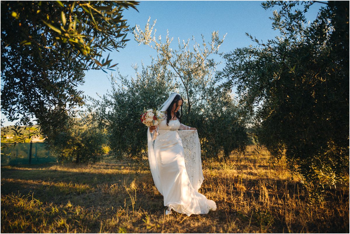 La sposa tra gli ulivi Cinzia tra gli ulivi del Vecchio Podere nella luce del tramonto