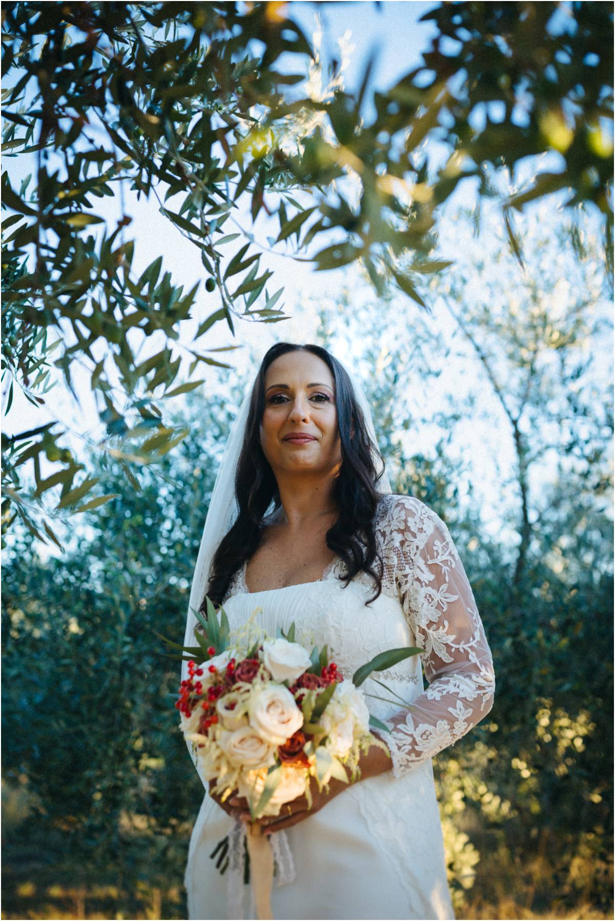Ritratto della sposa tra gli ulivi Ritratto di Cinzia con il bouquet tra gli ulivi